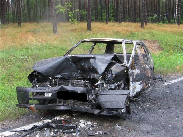 Golf zderzył się z oplem  i stanął w płomieniach